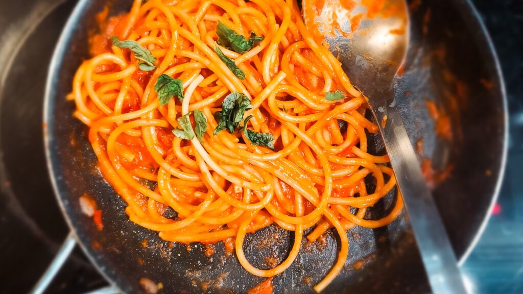 A bowl of fresh pasta with tomato and basil, one of the 15 minute weeknight dinners UK cooks rely on.
