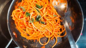 A bowl of fresh pasta with tomato and basil, one of the 15 minute weeknight dinners UK cooks rely on.