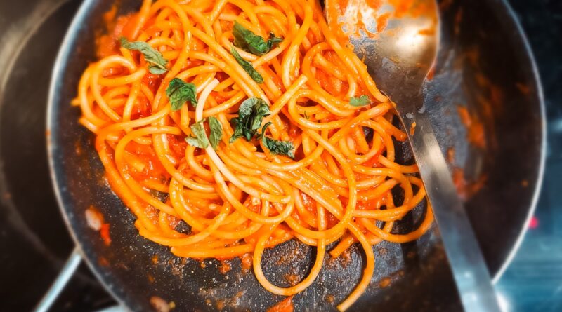 A bowl of fresh pasta with tomato and basil, one of the 15 minute weeknight dinners UK cooks rely on.