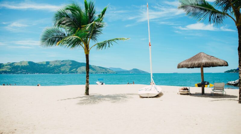 Best UK seaside holidays for families beach scene