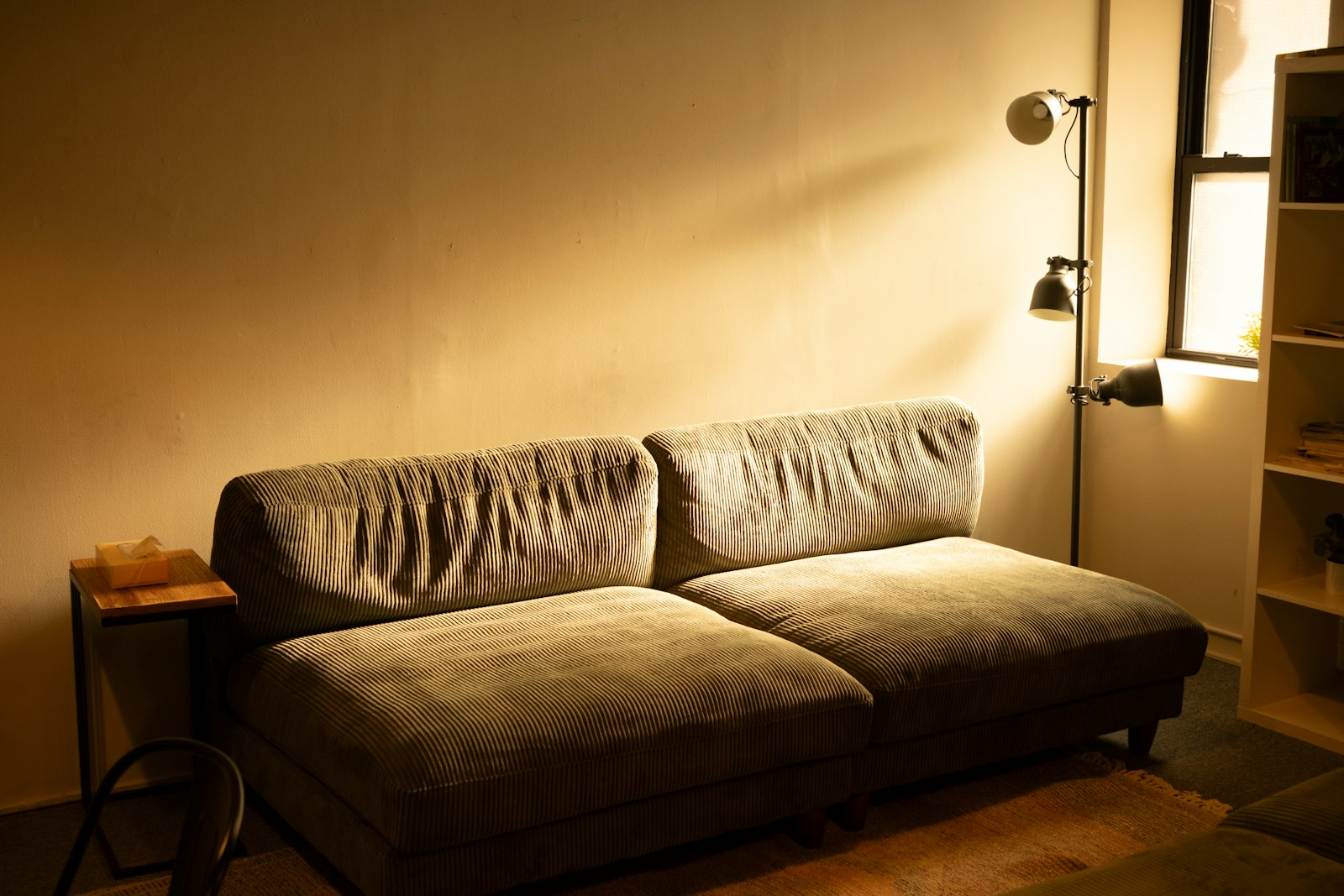 No Big Light Trend UK 2026: Why British Living Rooms Are Switching Off The Overhead Pendant