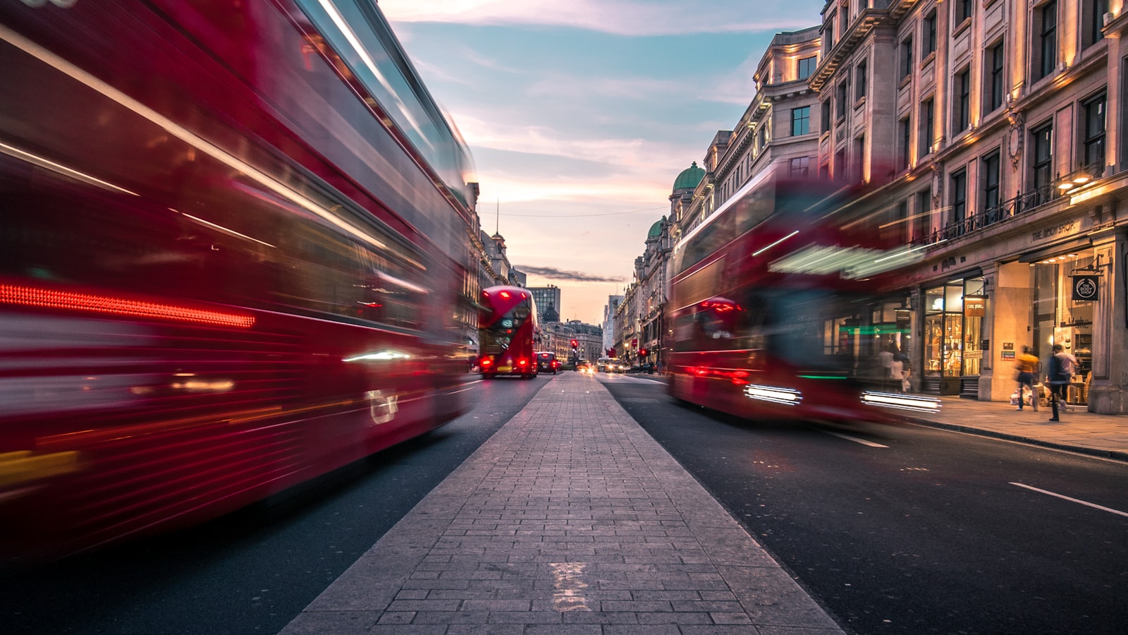 London bus on a busy street, the kind of setting Alice and Steve calls home