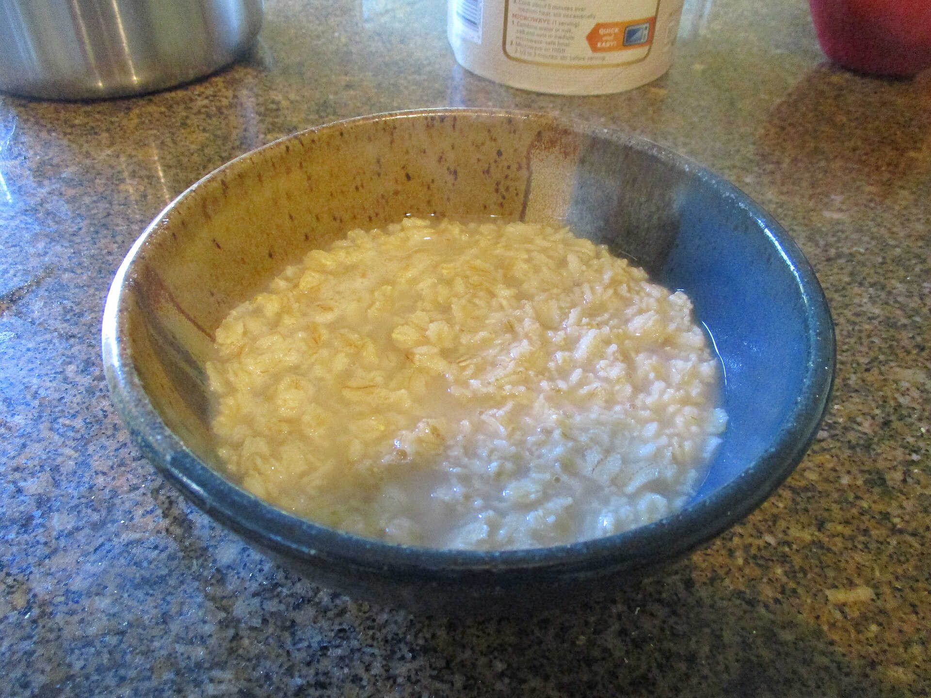 A bowl of porridge oats, a classic fibremaxxing breakfast for hitting the 30g daily fibre target