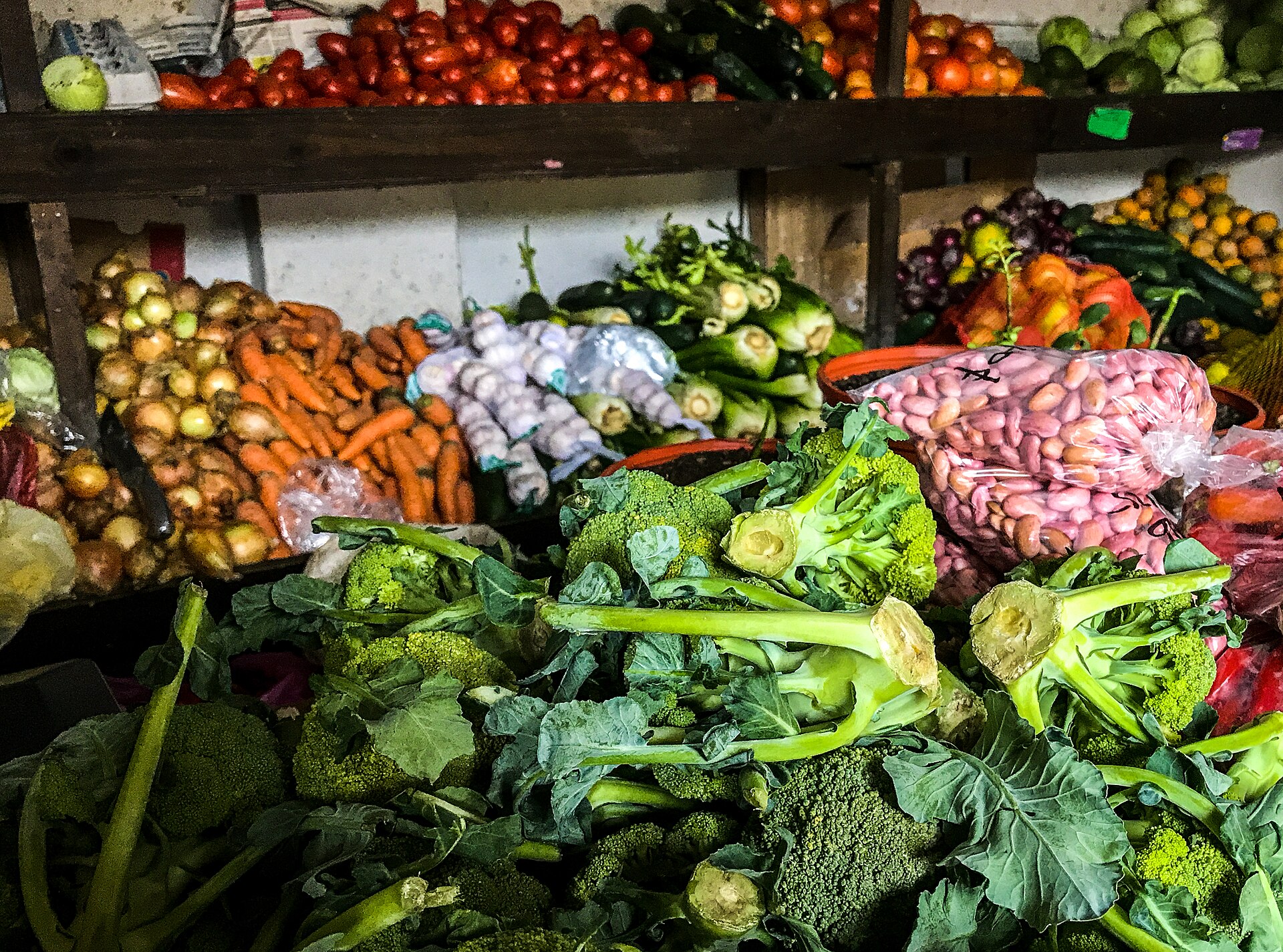 A market stall of fresh vegetables and fruit, the foundation of a fibremaxxing approach to eating