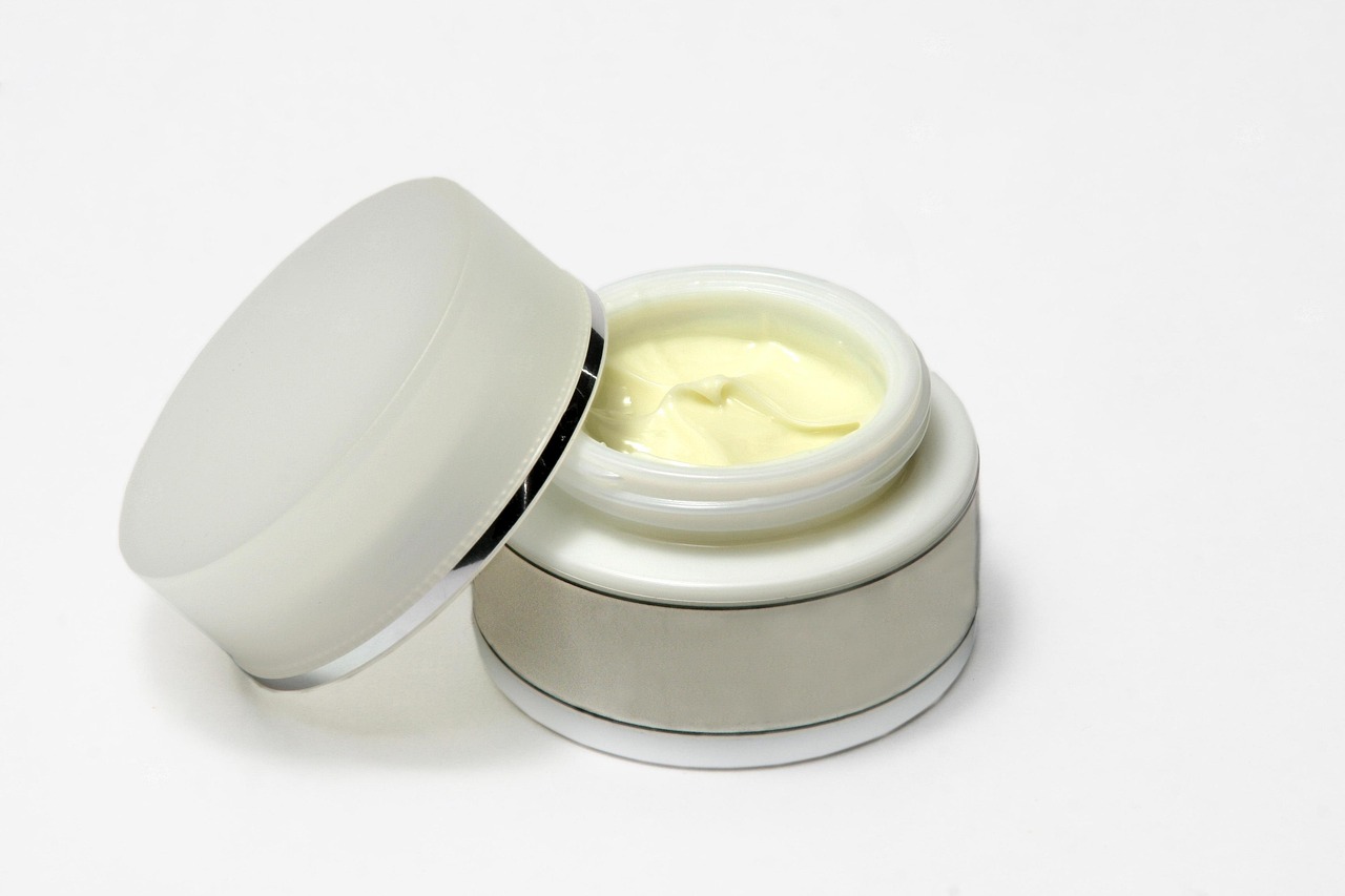 Fragrance-free moisturiser cream representing ceramide-based barrier repair