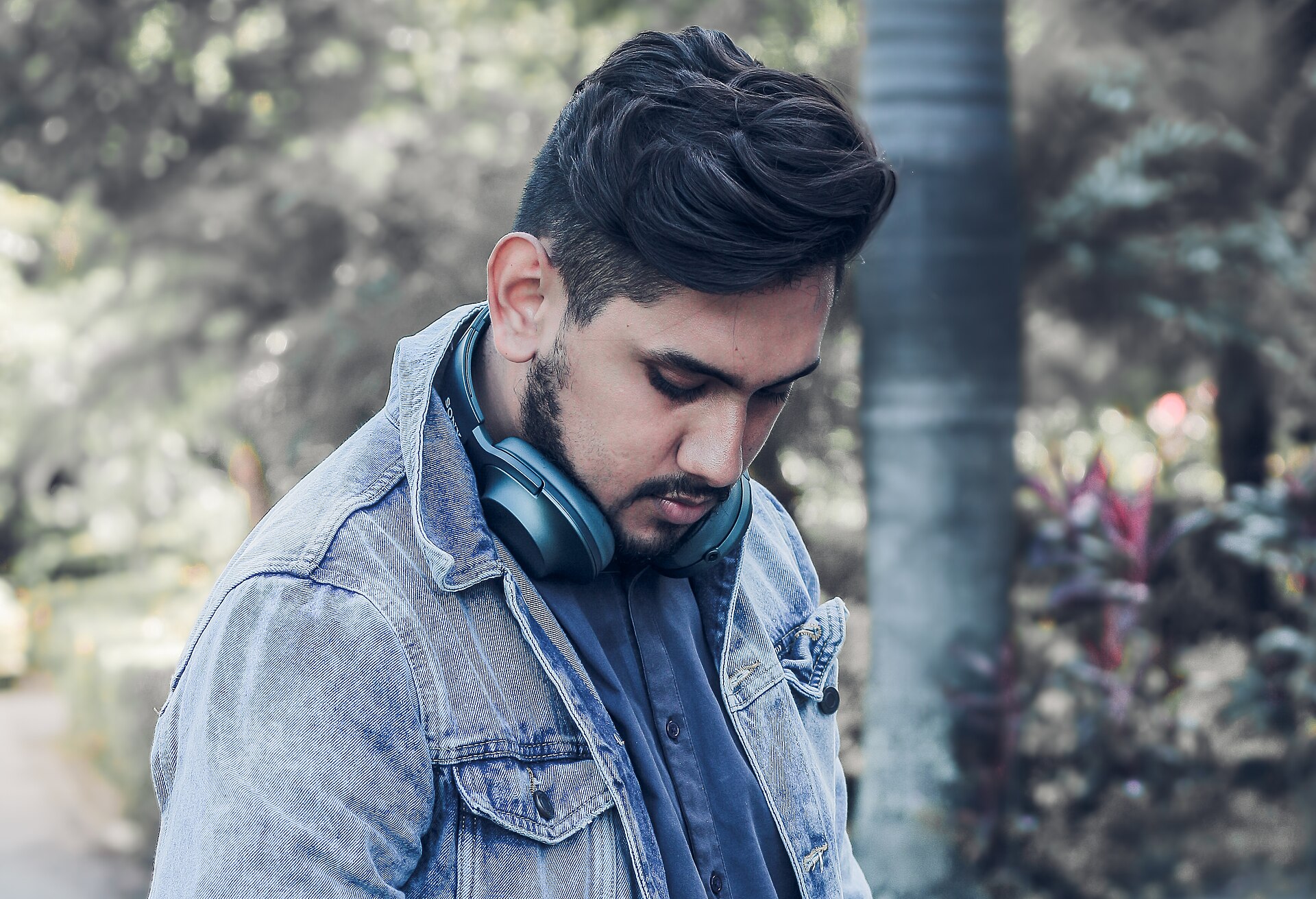 Close-up of headphones, the interface behind UK audiobooks 2026