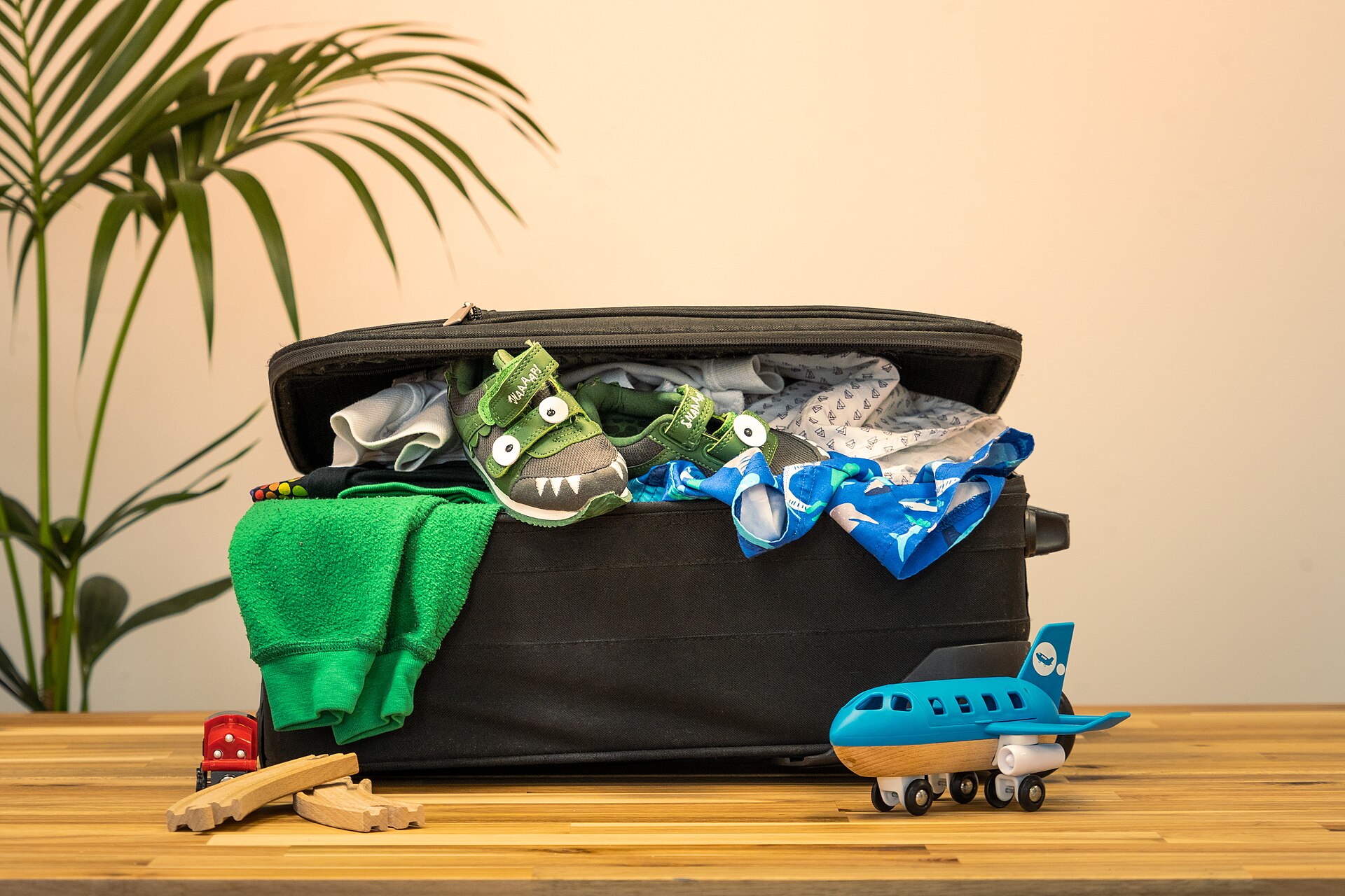 Packing an underseat cabin bag flat to fit the airline sizer