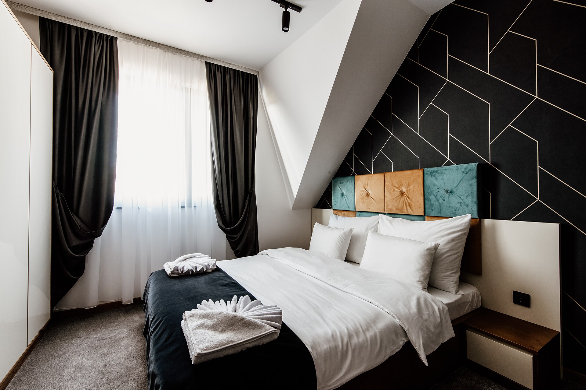 A bright, calm bedroom, the room to protect first during pollen season
