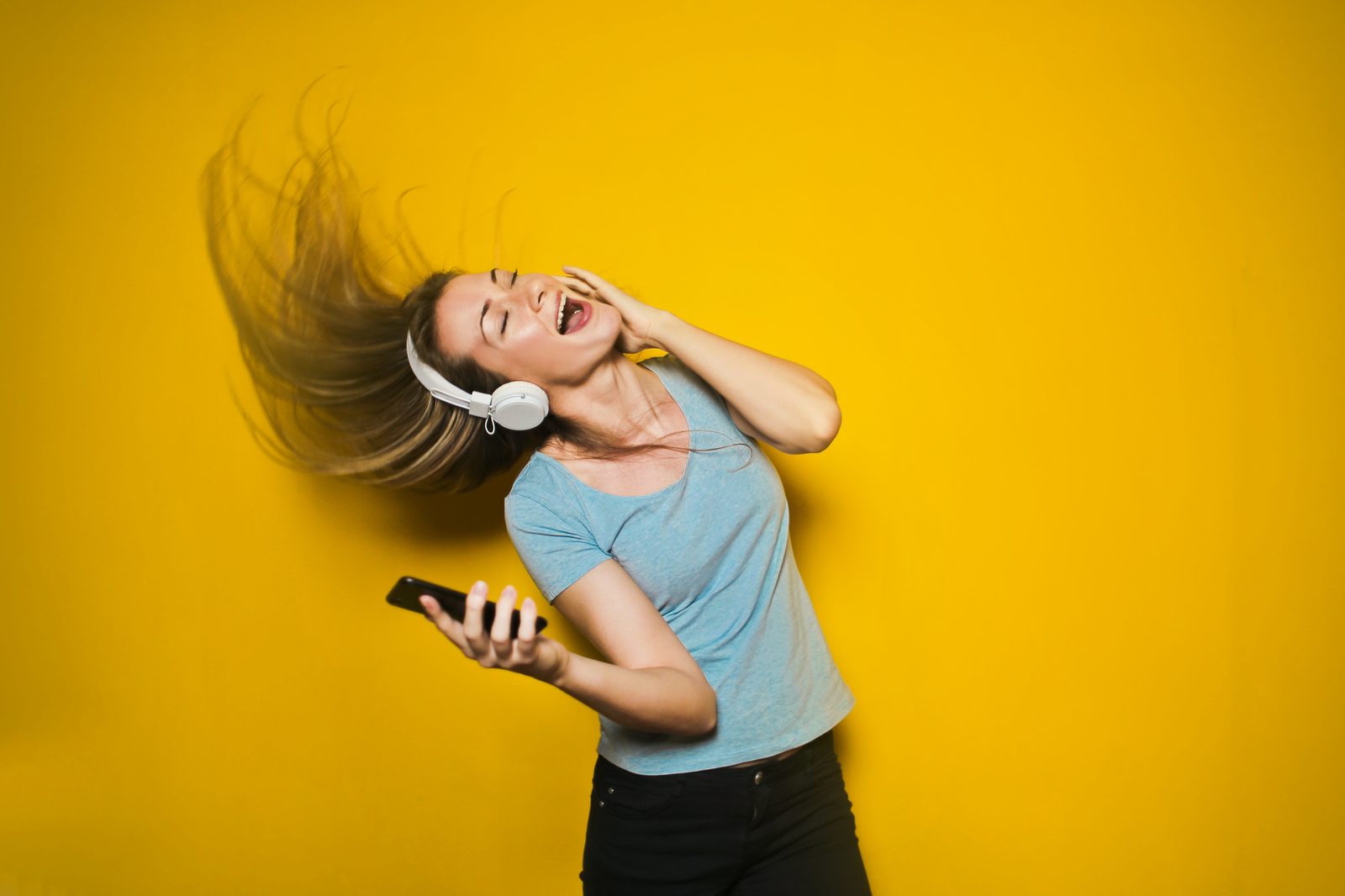 Best Wellness Podcasts UK 2026: 8 Shows That Respect the Science – And the Chart Giant to Skip