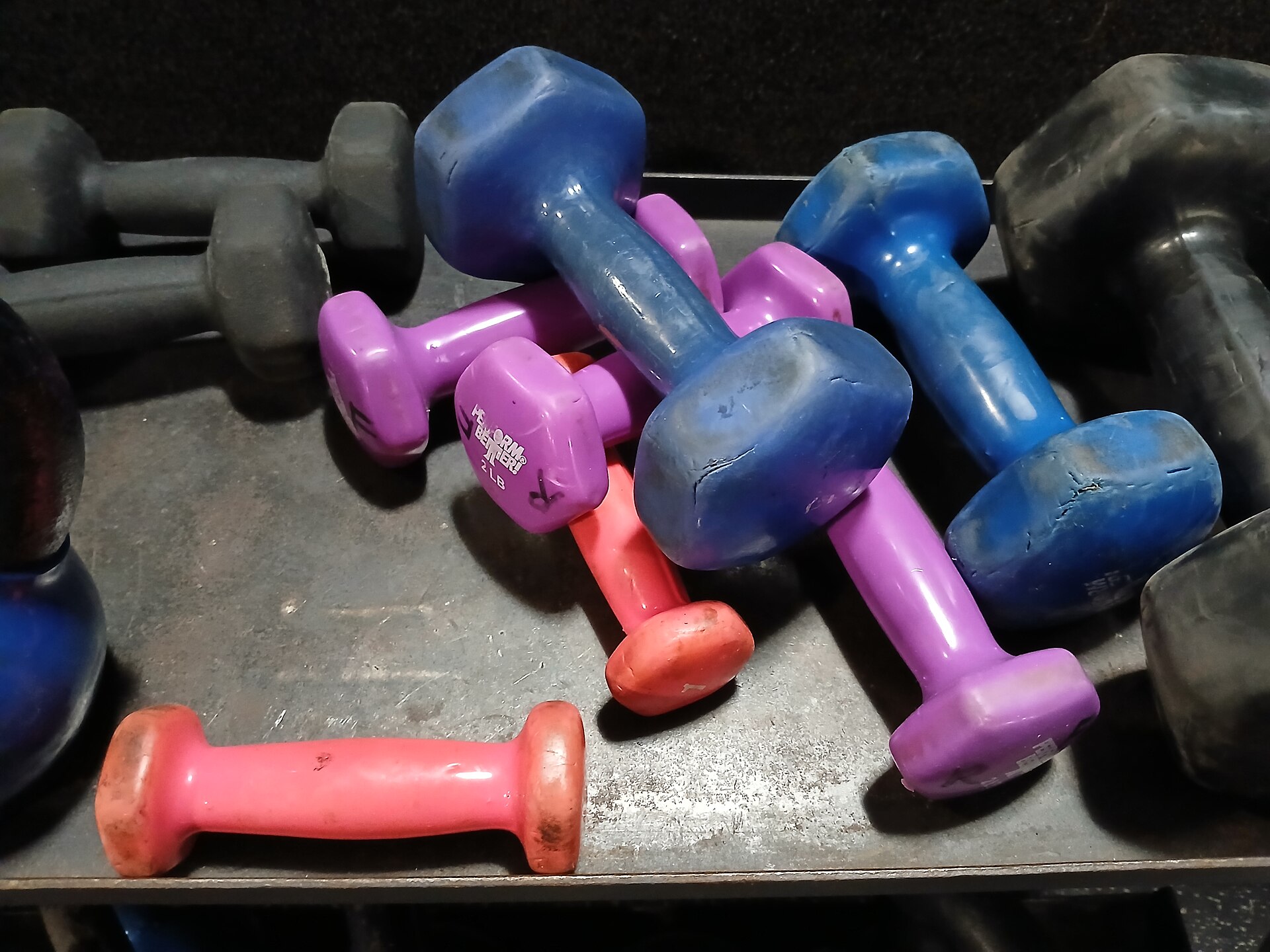 Close-up of creatine monohydrate powder being scooped, the cheaper alternative to creatine gummies
