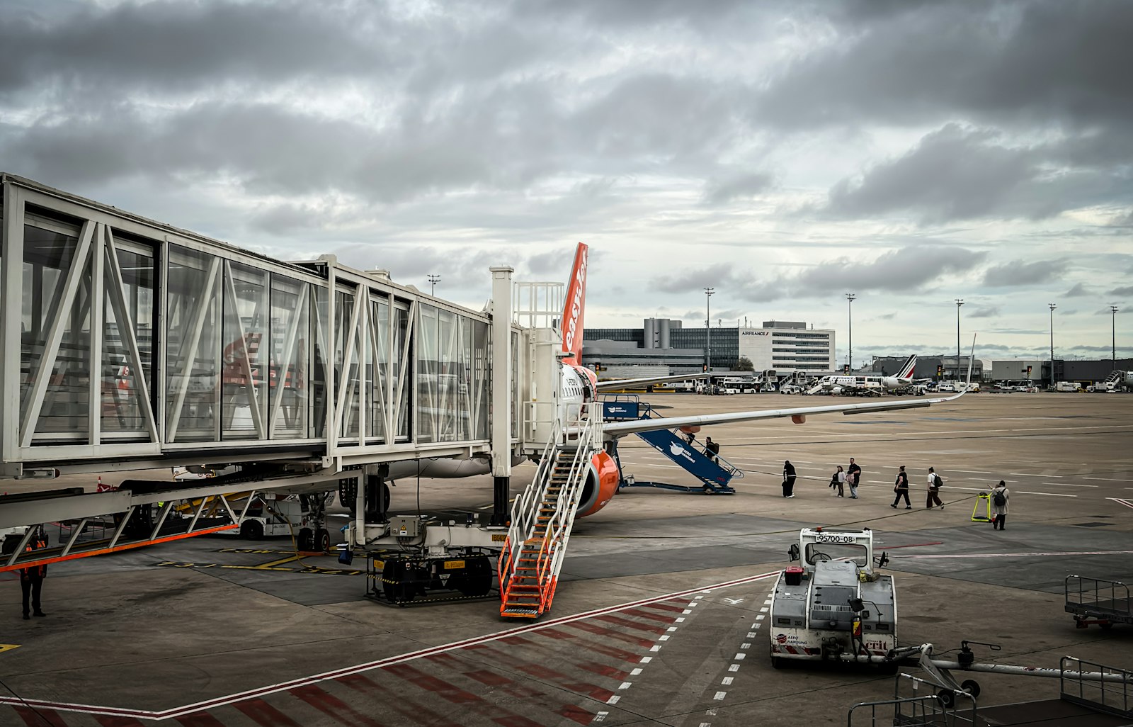 An aircraft waiting at the boarding gate jet bridge