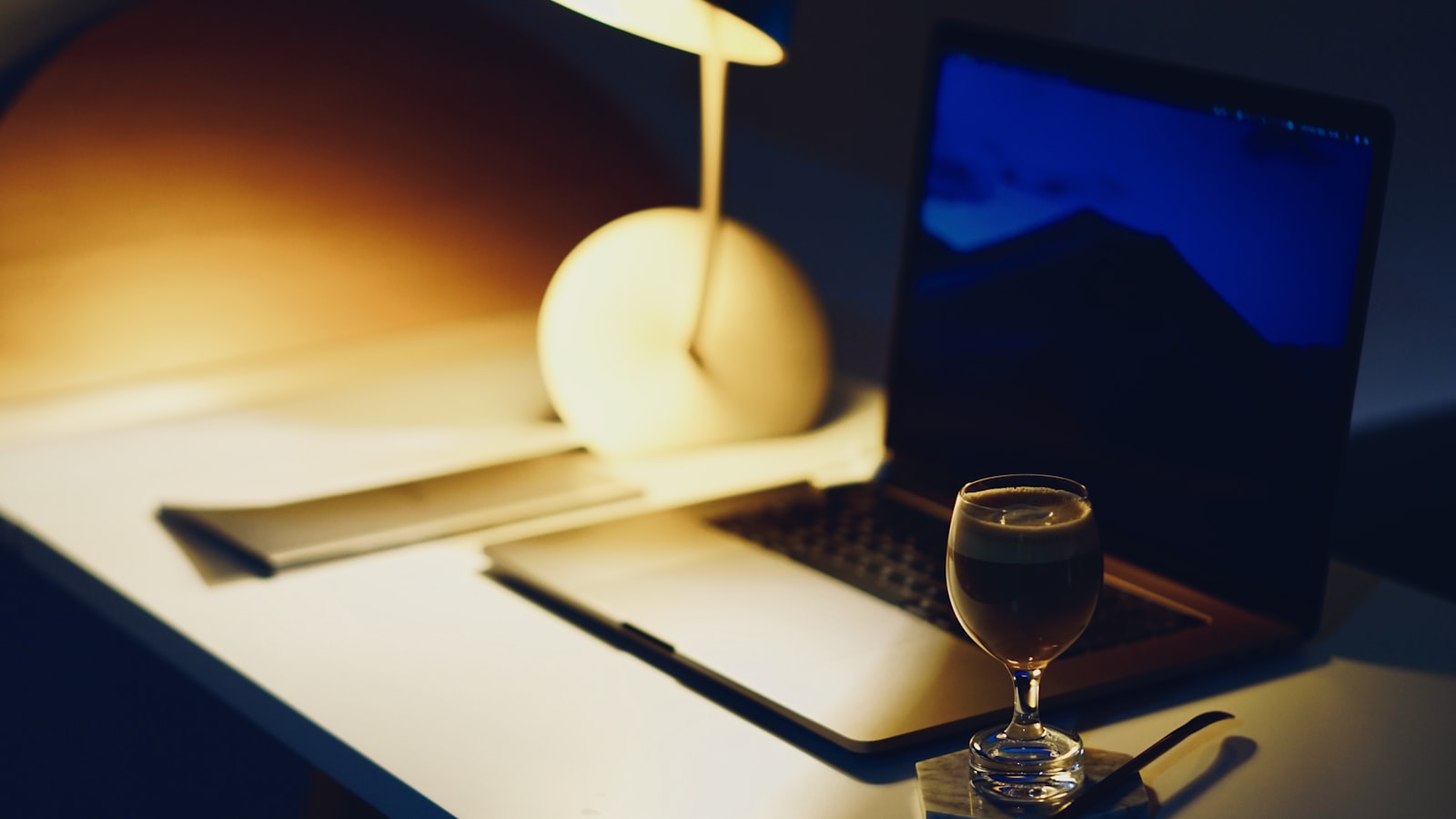 The Death of the Big Light: Why Living Room Lighting Went Lamp-Only in 2026