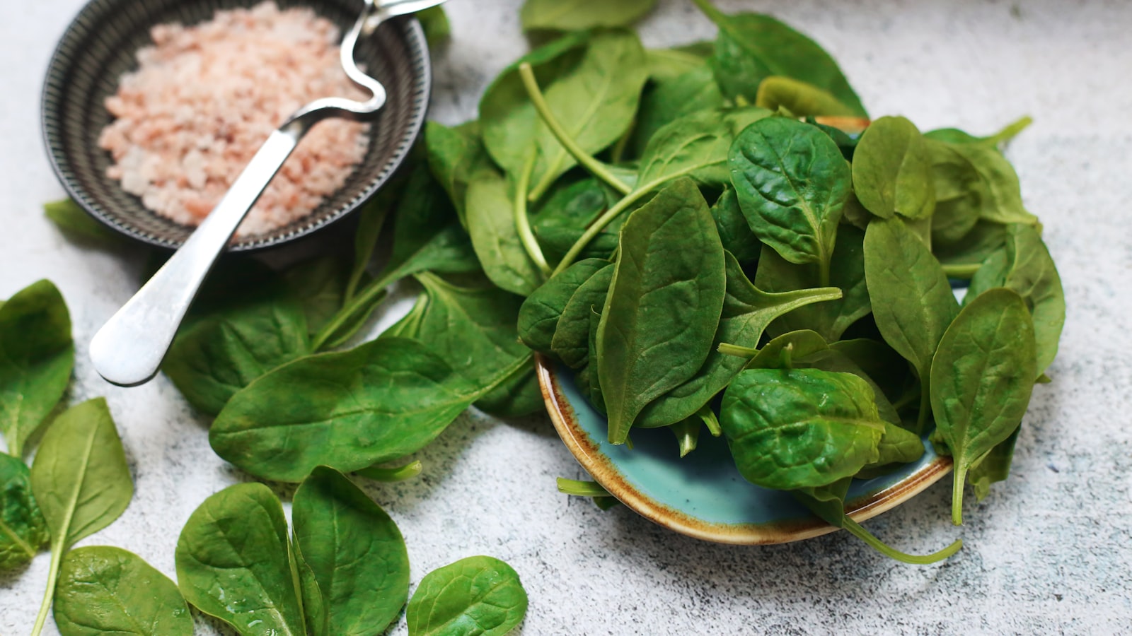 Plate of cooked spinach, one of the richest everyday sources of dietary magnesium