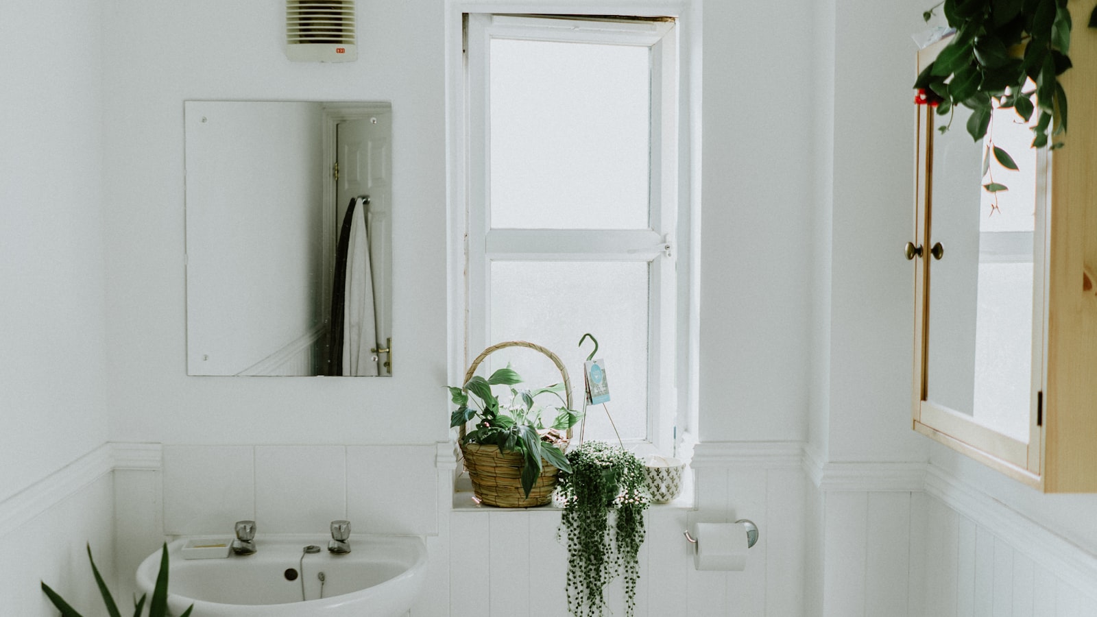 Small Bathroom Storage Ideas UK 2026: What Works in a Two-Metre Bathroom – And the Viral Buys That Don’t
