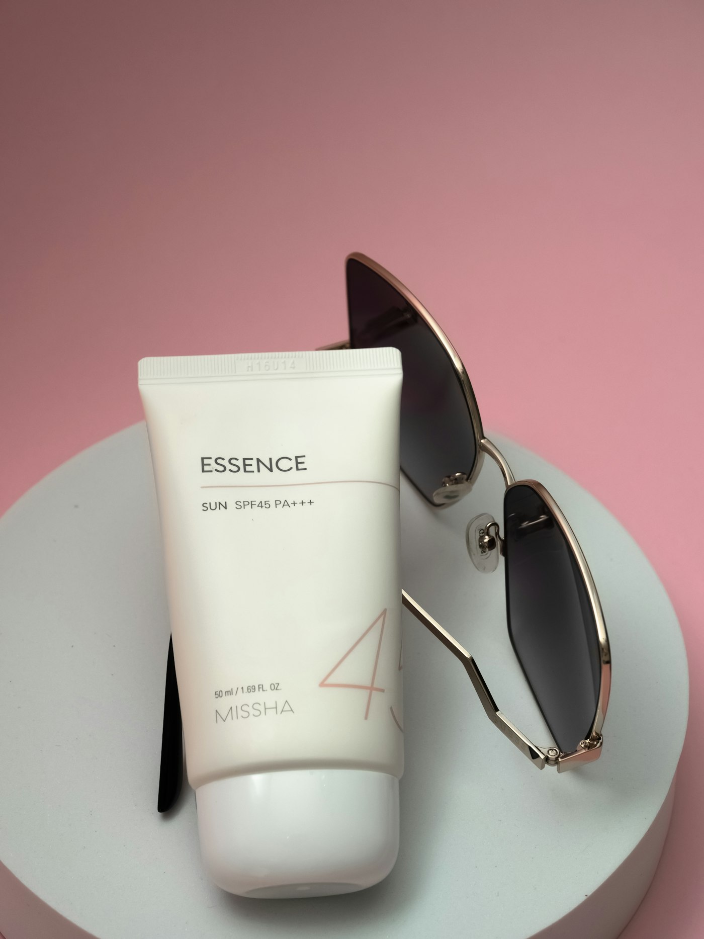 Facial sunscreen tube and sunglasses - the separate SPF that outperforms a day cream in summer