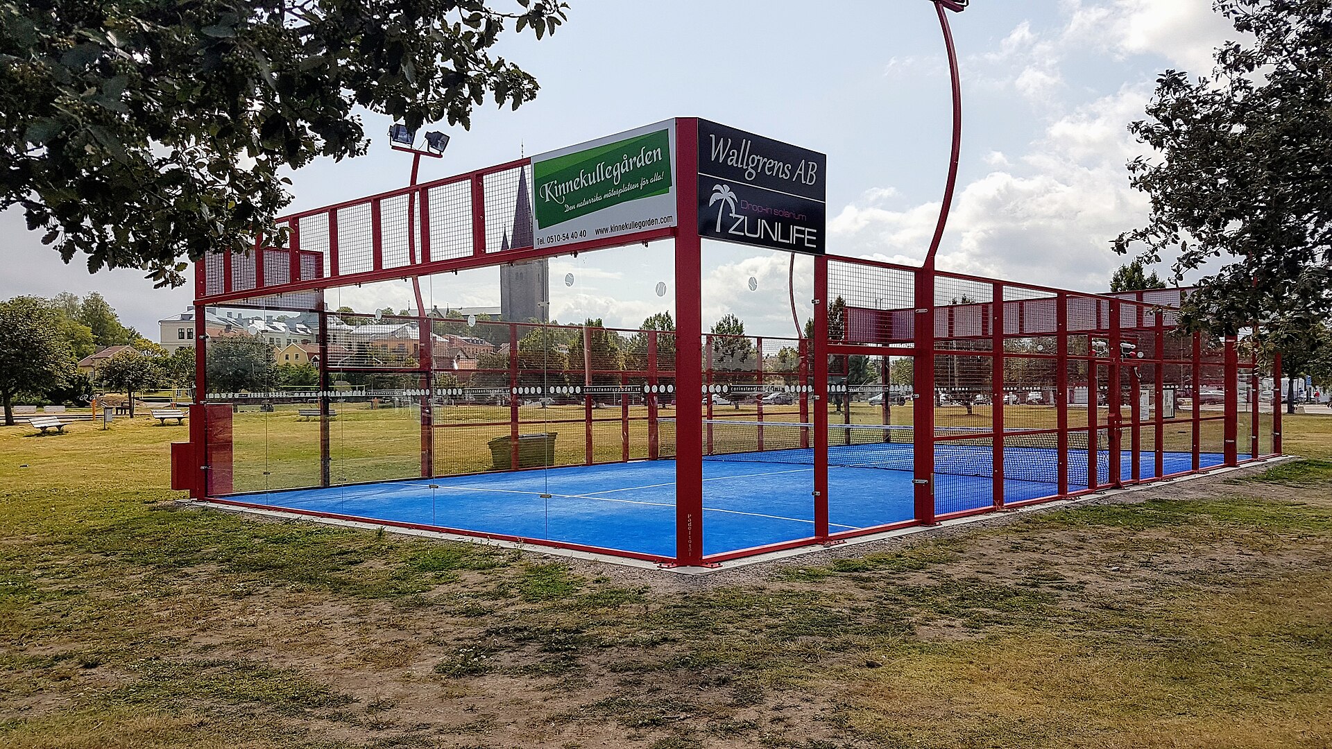 Glass-walled outdoor padel court, the surface behind many padel injuries to the face and eyes