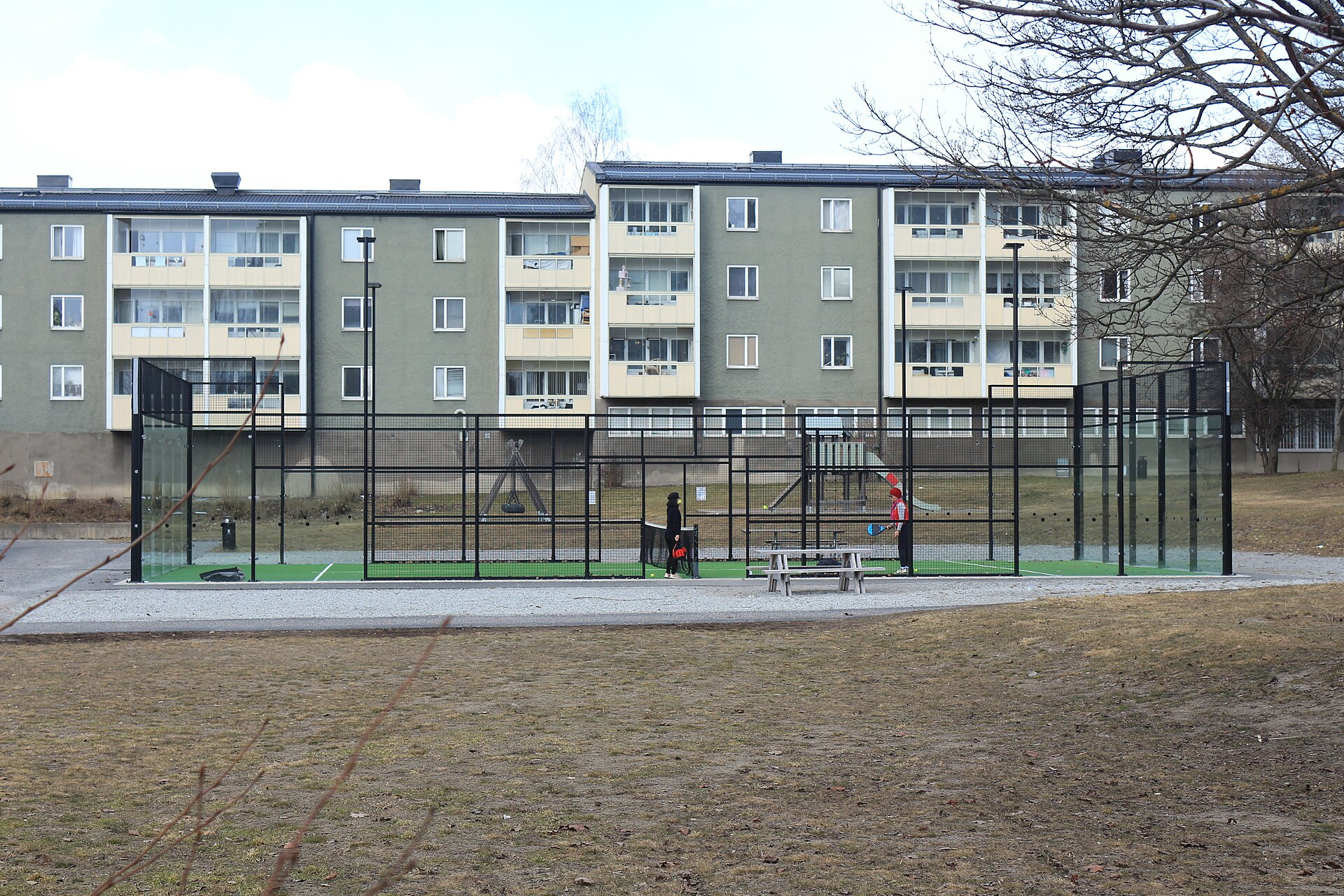 A community padel court between blocks of flats, where most padel injuries in the UK happen