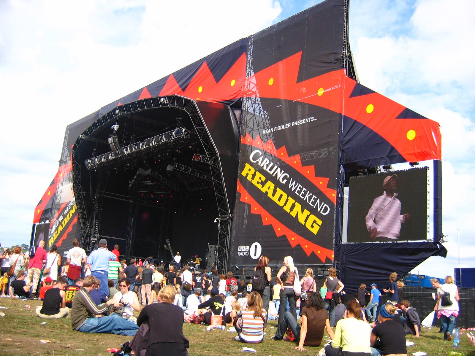 The main stage and crowd at Reading Festival in 2005, two decades before the 2026 arena redesign