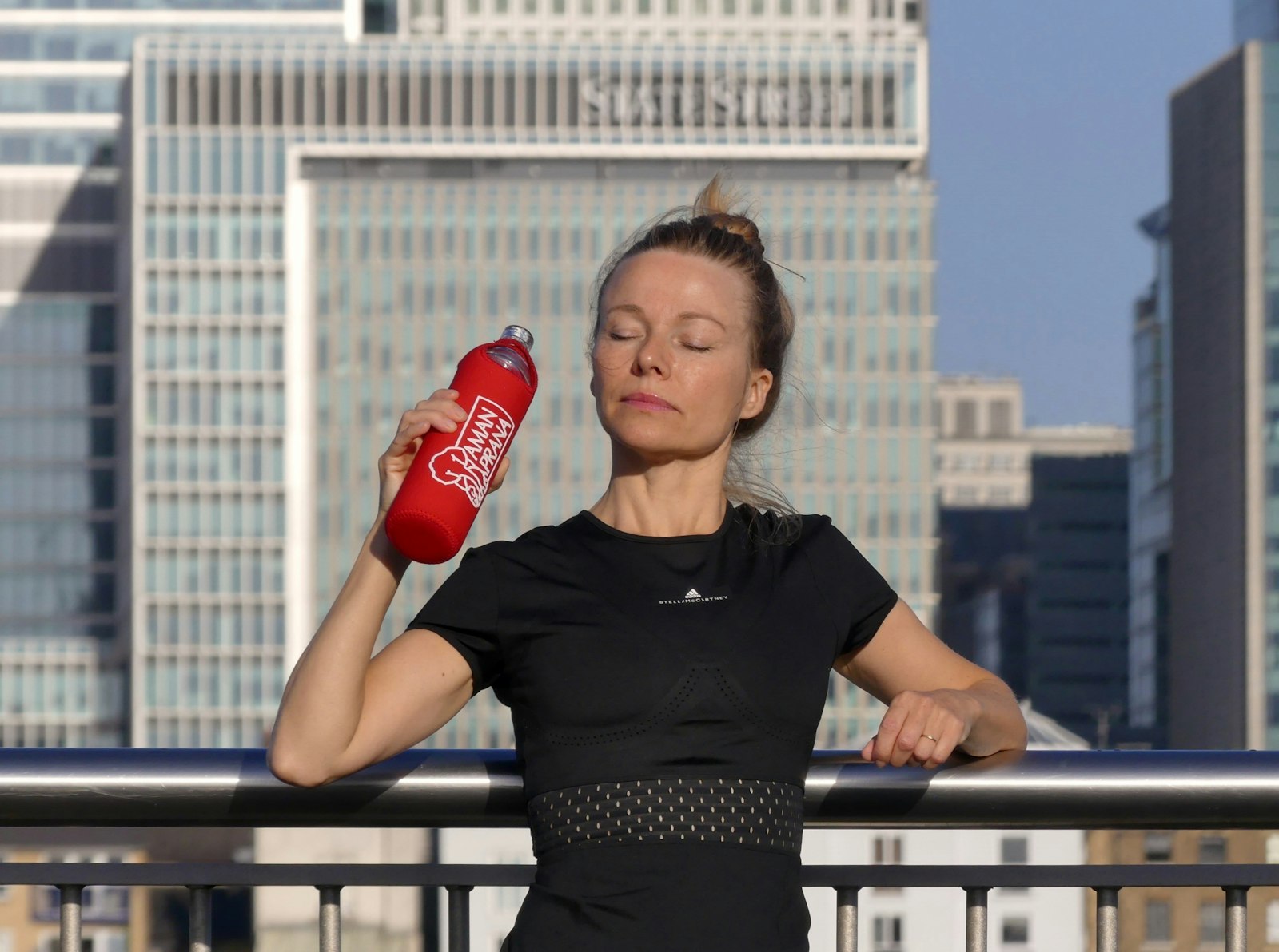 Runner taking on fluids mid-race, an alternative to running gels during a half marathon