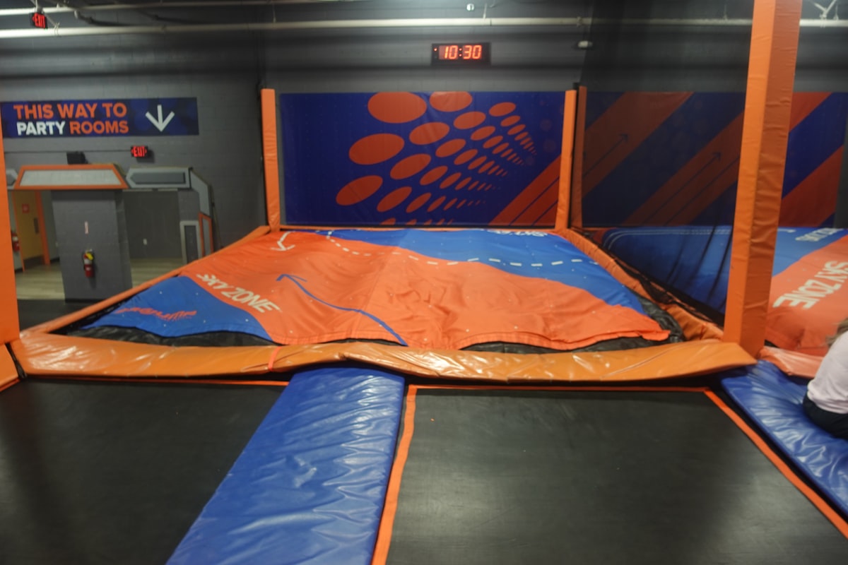 Indoor trampoline park with interconnected bounce areas