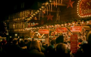 Christmas market breaks 2026: Gluhwein stalls and crowds at a German Christmas market at night