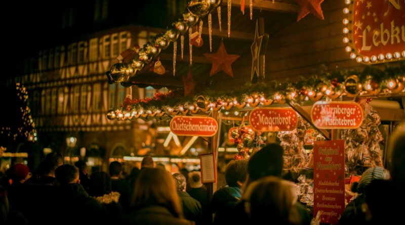 Christmas market breaks 2026: Gluhwein stalls and crowds at a German Christmas market at night