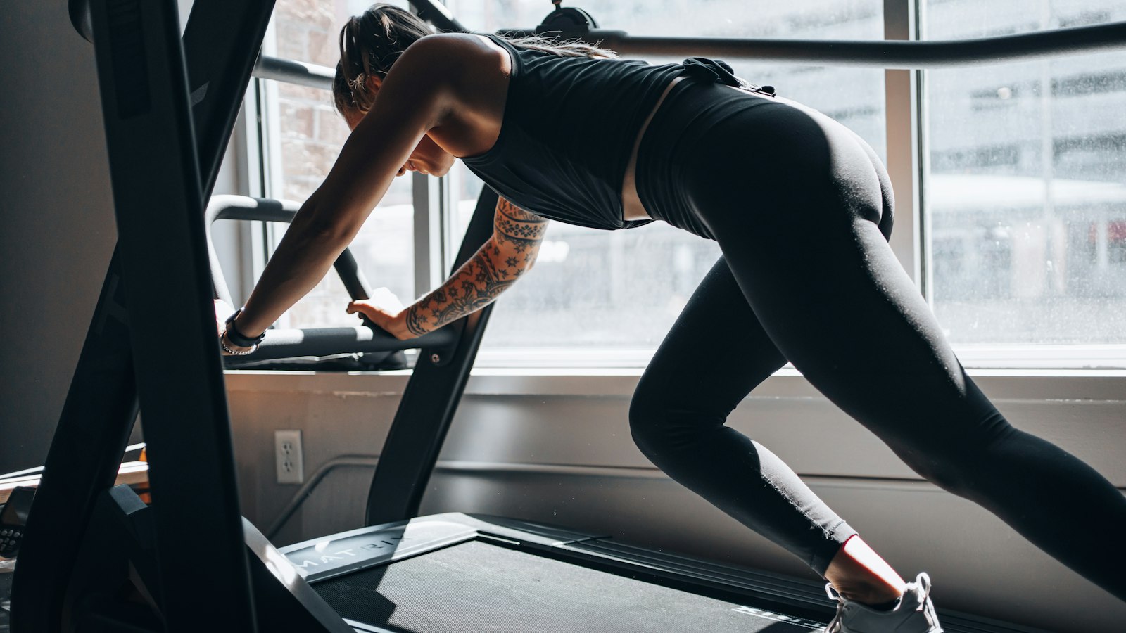 Do Vibration Plates Work? 20 Trials Found No Fat Loss – the 2026 Evidence, and the 4 People Who Should Still Stand on One