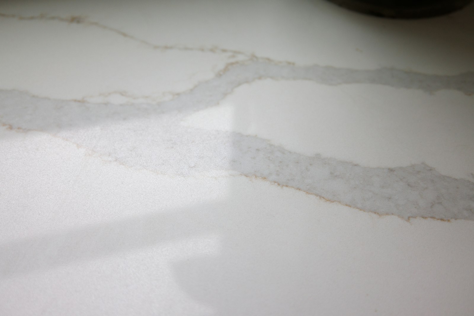 Close-up of a pale veined worktop, the slab splashback look driving kitchen trends in 2026