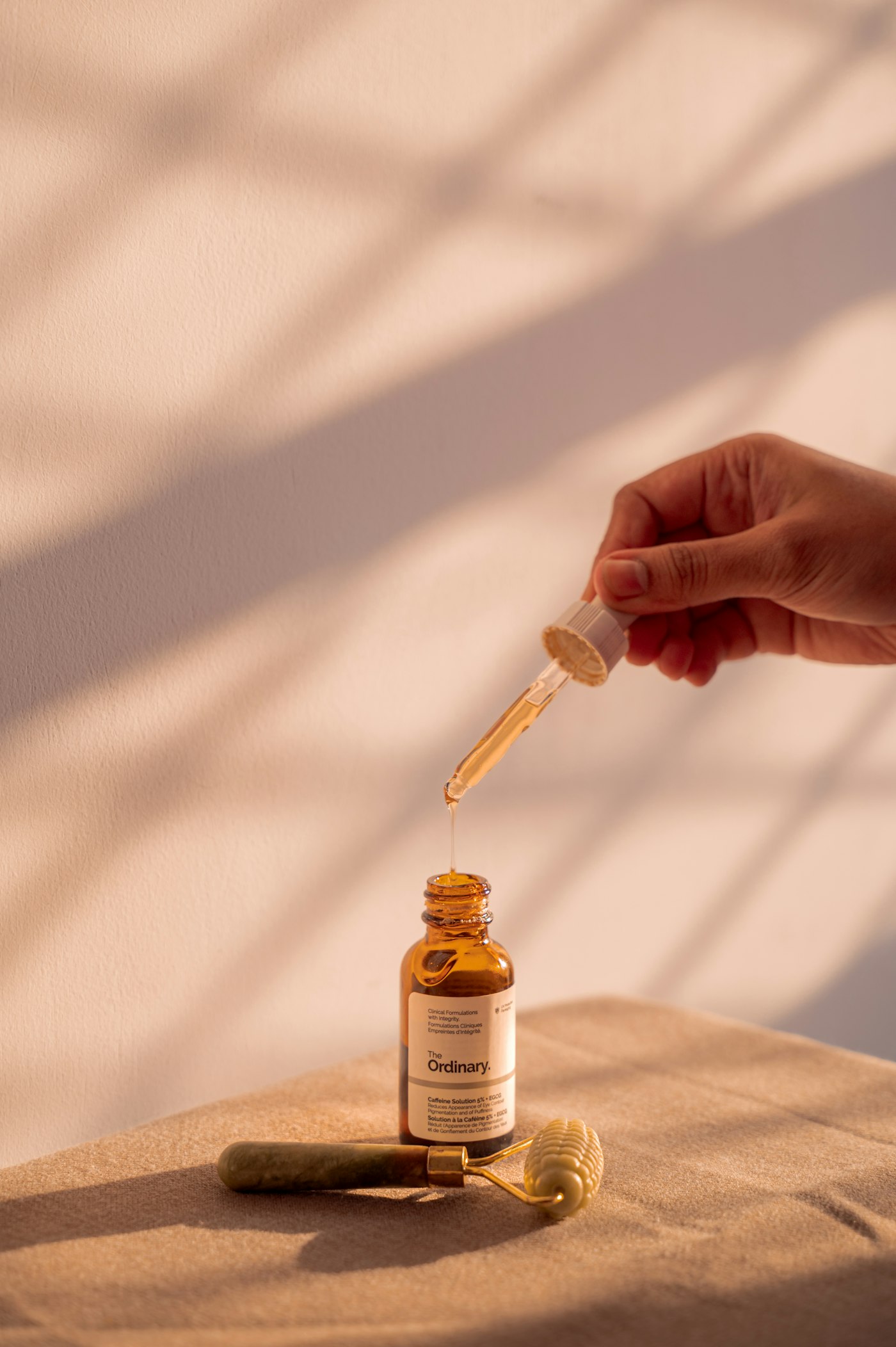 Salicylic acid serum being dispensed from a dropper bottle - a 2% leave-on is the format that actually reaches the pore