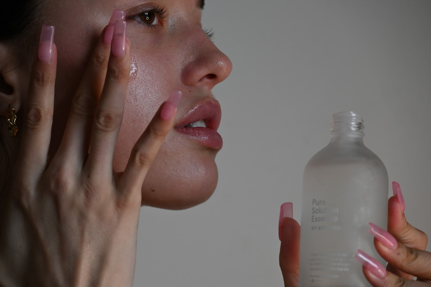 Applying a salicylic acid serum to the cheek - a few drops on the T-zone, two or three nights a week, is enough