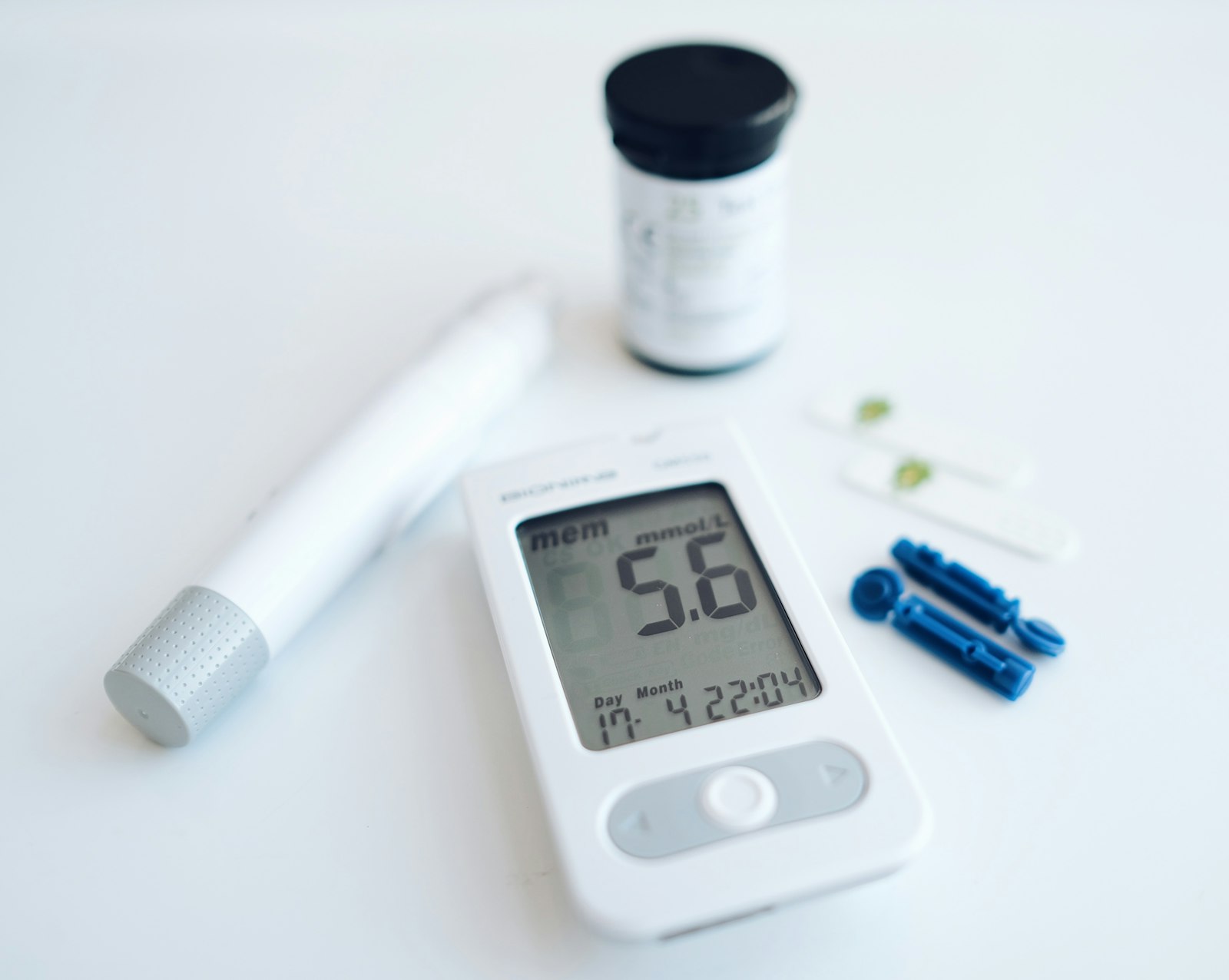 Thermometer beside a pill bottle, a reminder to check berberine for weight loss claims against the evidence