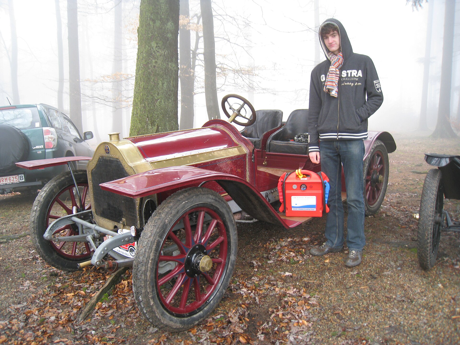 Two cars connected for a jump start, the old-fashioned method a best car jump starter under £100 replaces