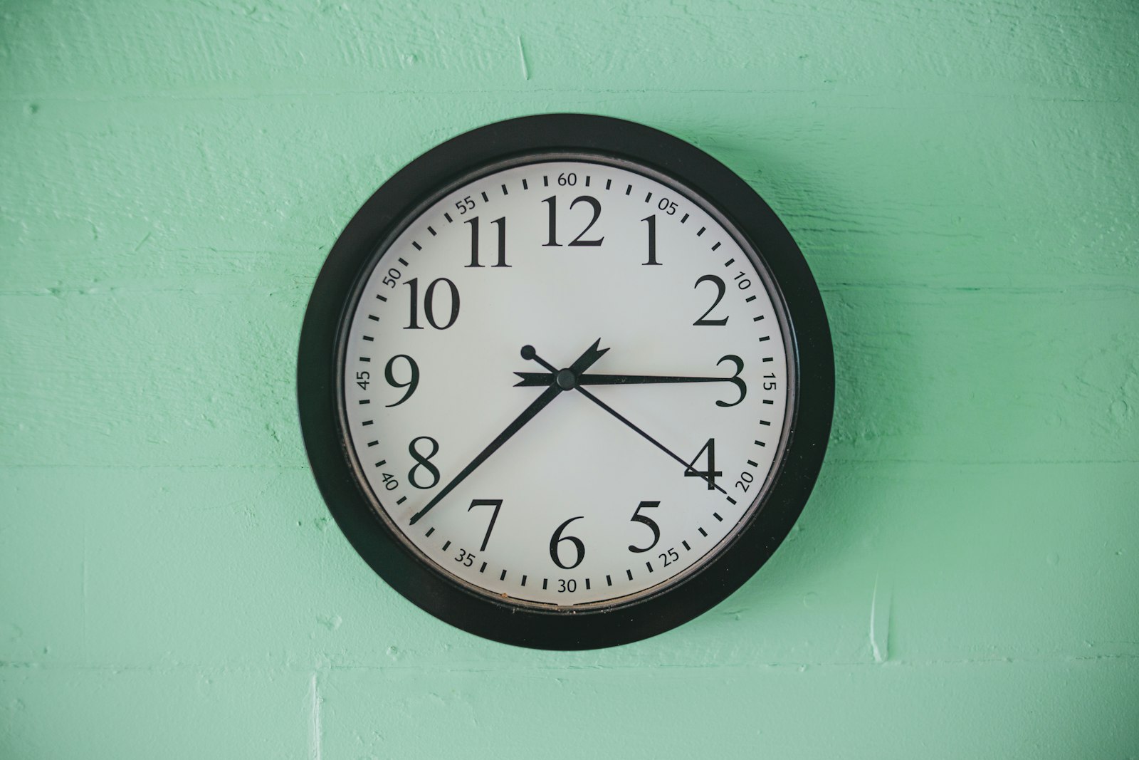 Black and white analog wall clock, representing the eating window in intermittent fasting for weight loss