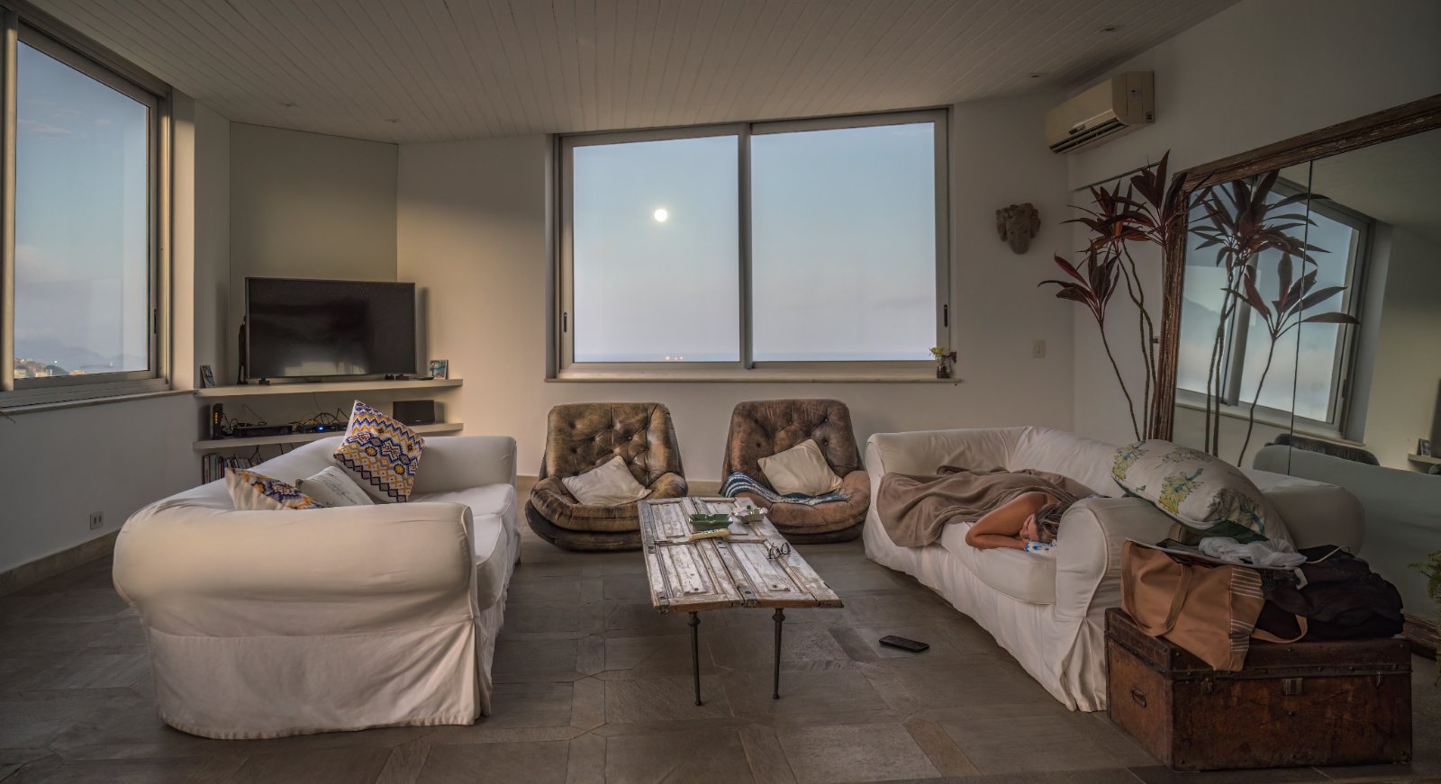 A bright living room where a mesh wifi node would sit, comparing mesh wifi vs extender placement